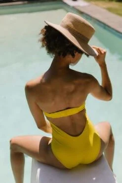 FENNTESSAaires Strapless One Piece - Yellow